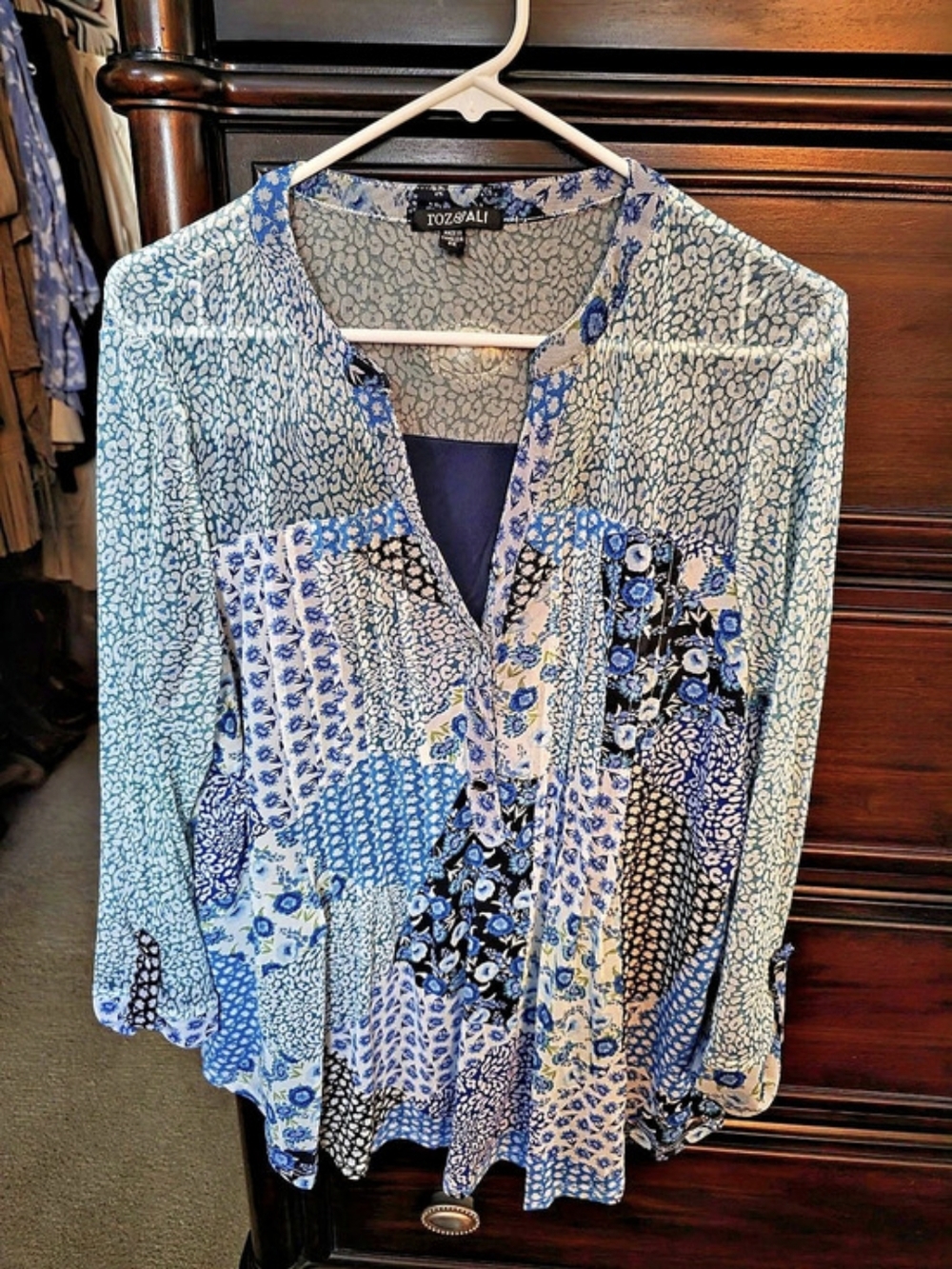 Roz&Ali  Blue, White and Green Printed Blouse Like New